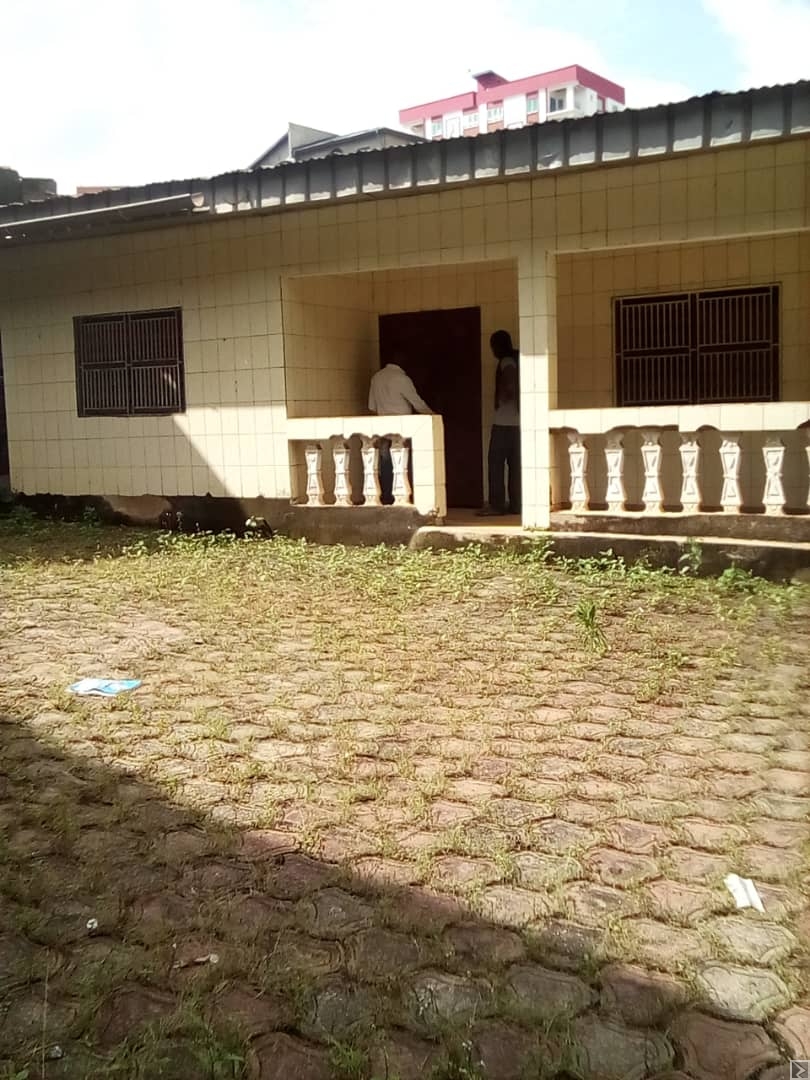 Main image of Villa , d'une superficie de 300m2, à  vendre à  BASTOS