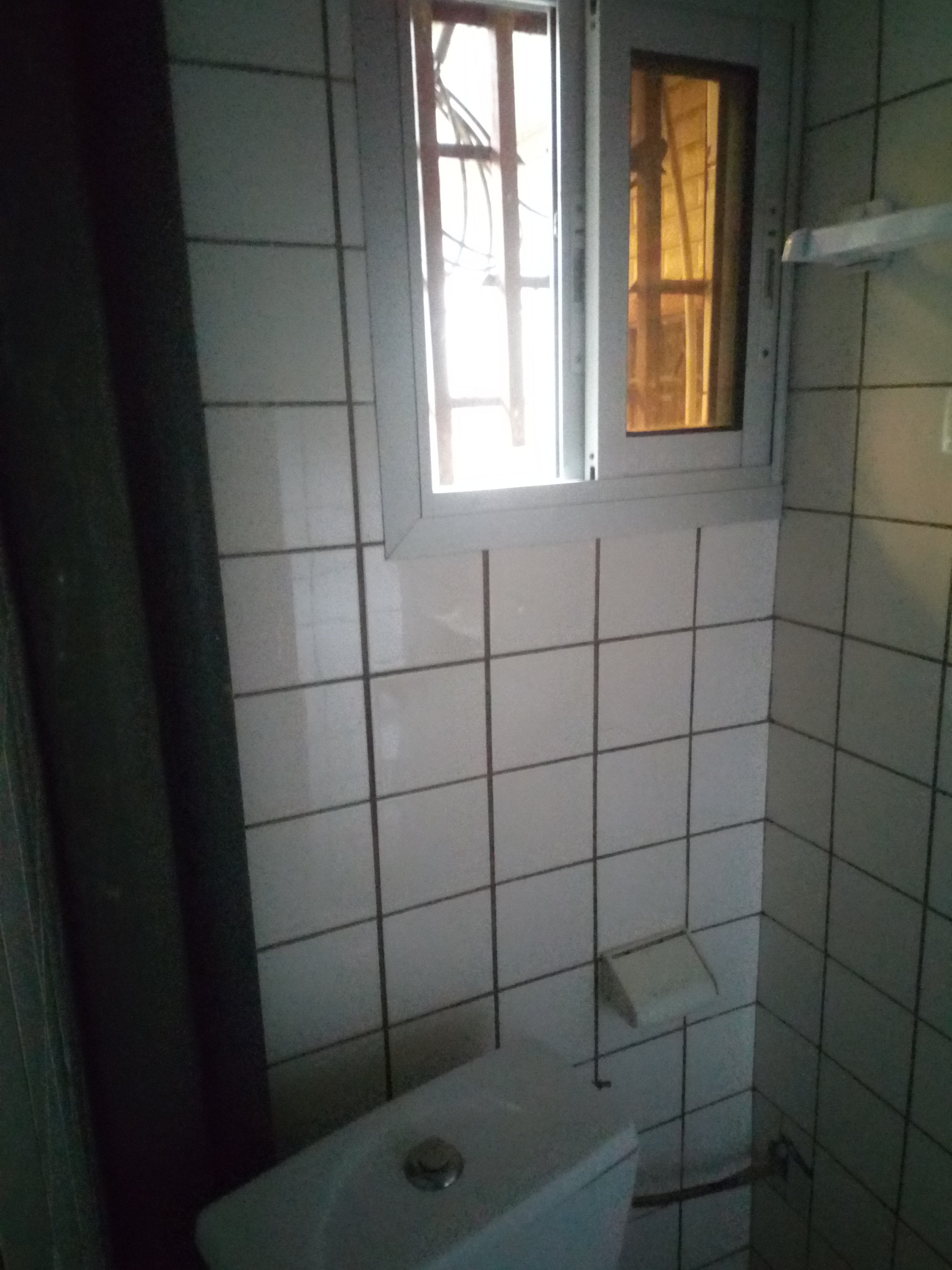 Image principale de chambre moderne à  louer à  pk13 près de la route chambre moderne avec douche interne à  louer à  pk13