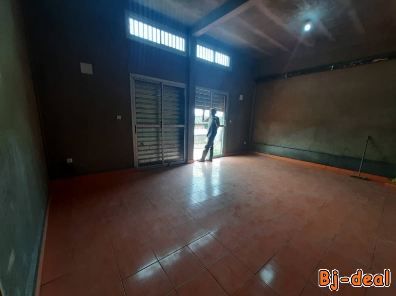 Image principale de Bureau ou Espace Commercial à louer à Biyem-Assi