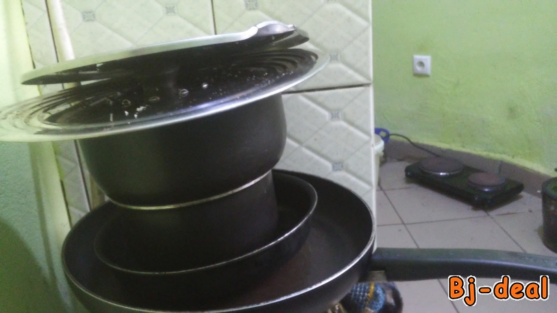 Main image of Lot de marmites et poêles antiadhésives