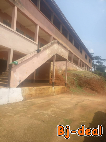 Image principale de Grand bâtiment scolaire a vendre à ékié