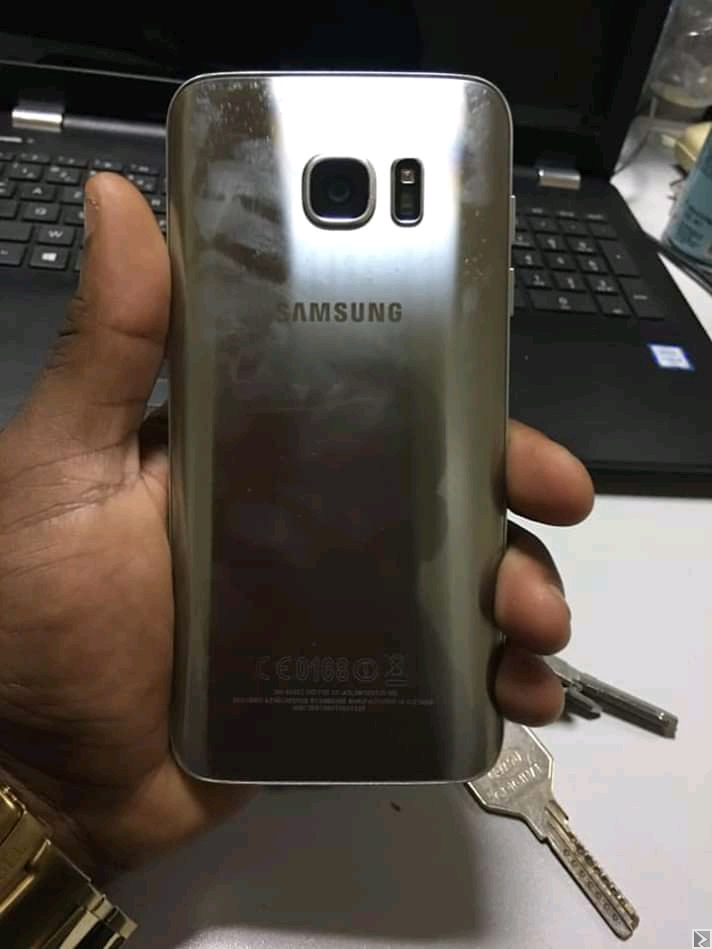 Main image of S7 edge rom 32g ram 4go empreinte oker. 2mois dutilisation enkor tres propre sans fissure