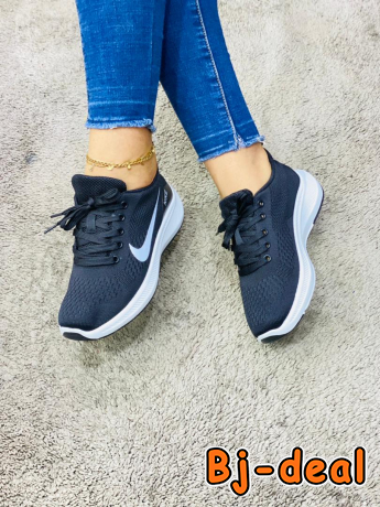 Image principale de TENNIS POUR FEMMES AUTRES CHAUSSURES DISPONIBLES