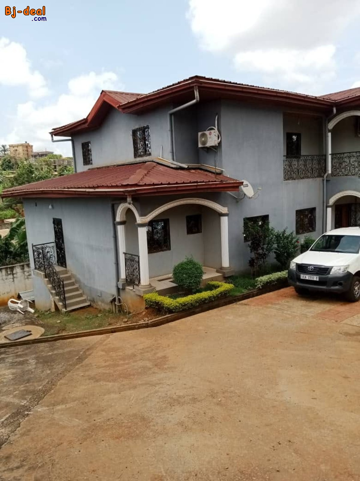 Main image of Triplex titré avec clim,eau chaude, parking espace vert à vendre à Mimboman Yaoundé