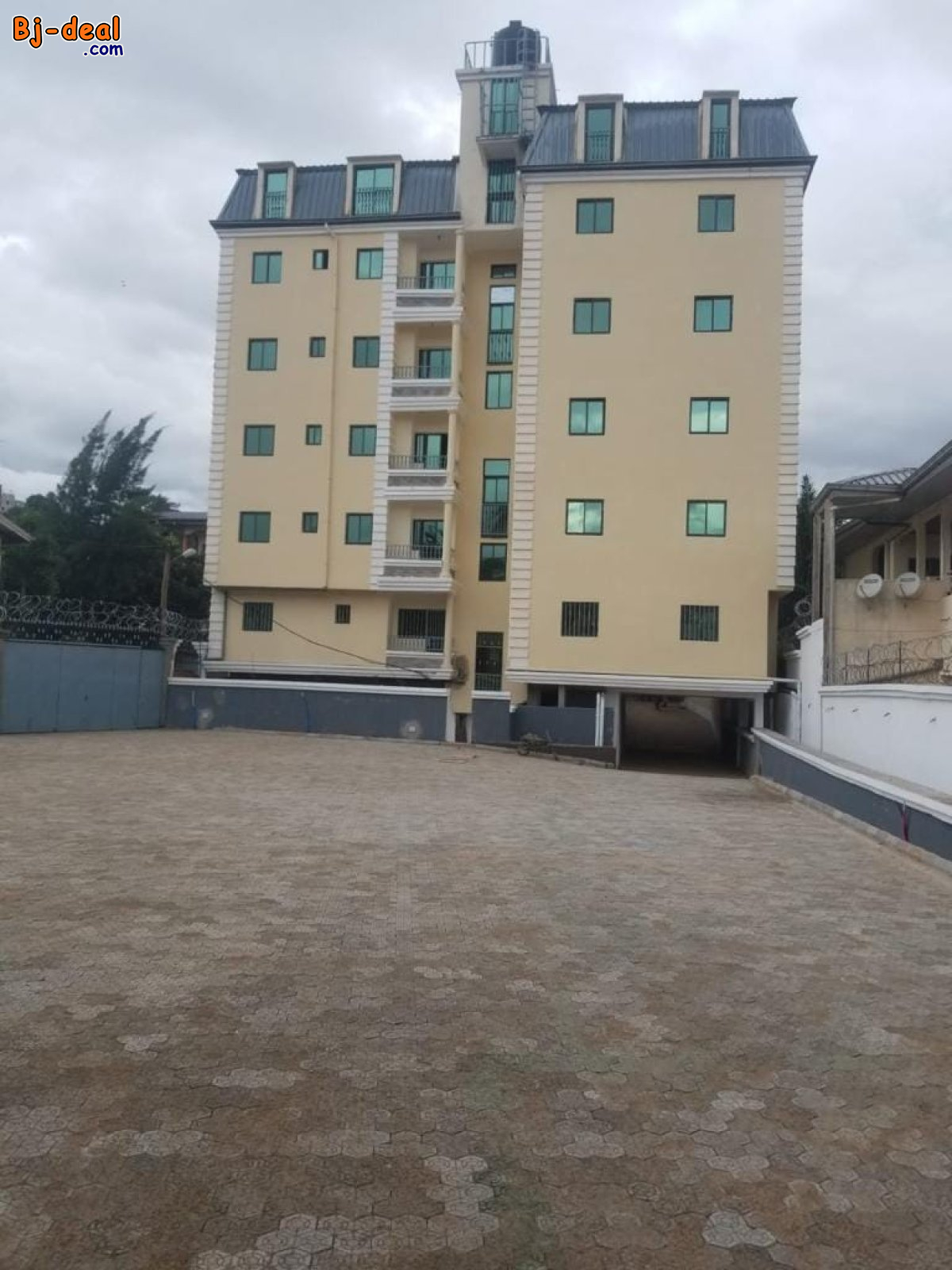 Main image of Immeuble haut standing, R+5 à vendre à Dragage Yaoundé, avec tous les équipements et accessoires