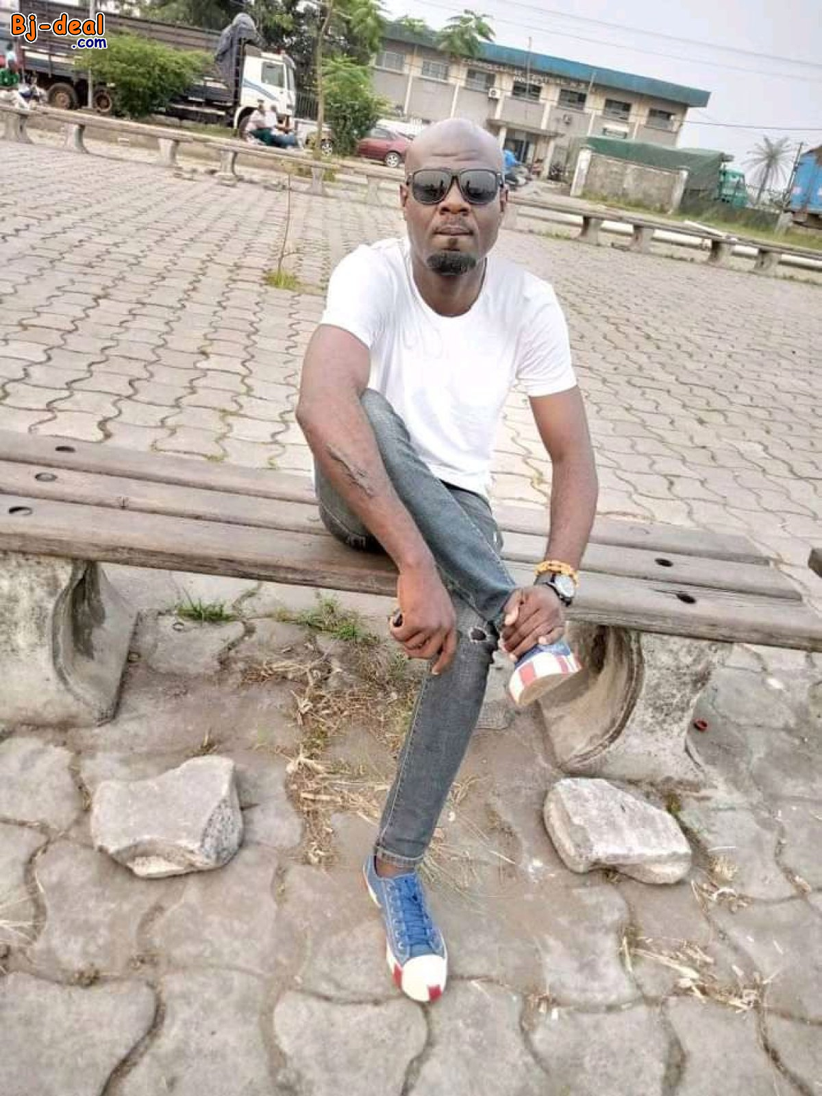 Main image of Homme ouvert et discret