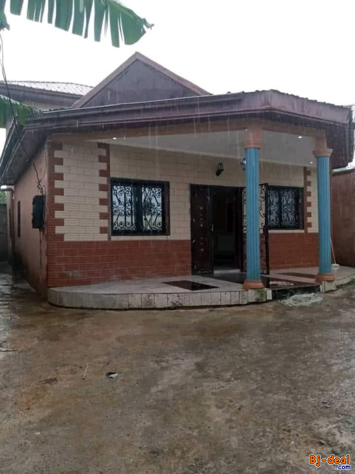 Main image of Villa titré avec piscine parking à vendre à Mbankolo