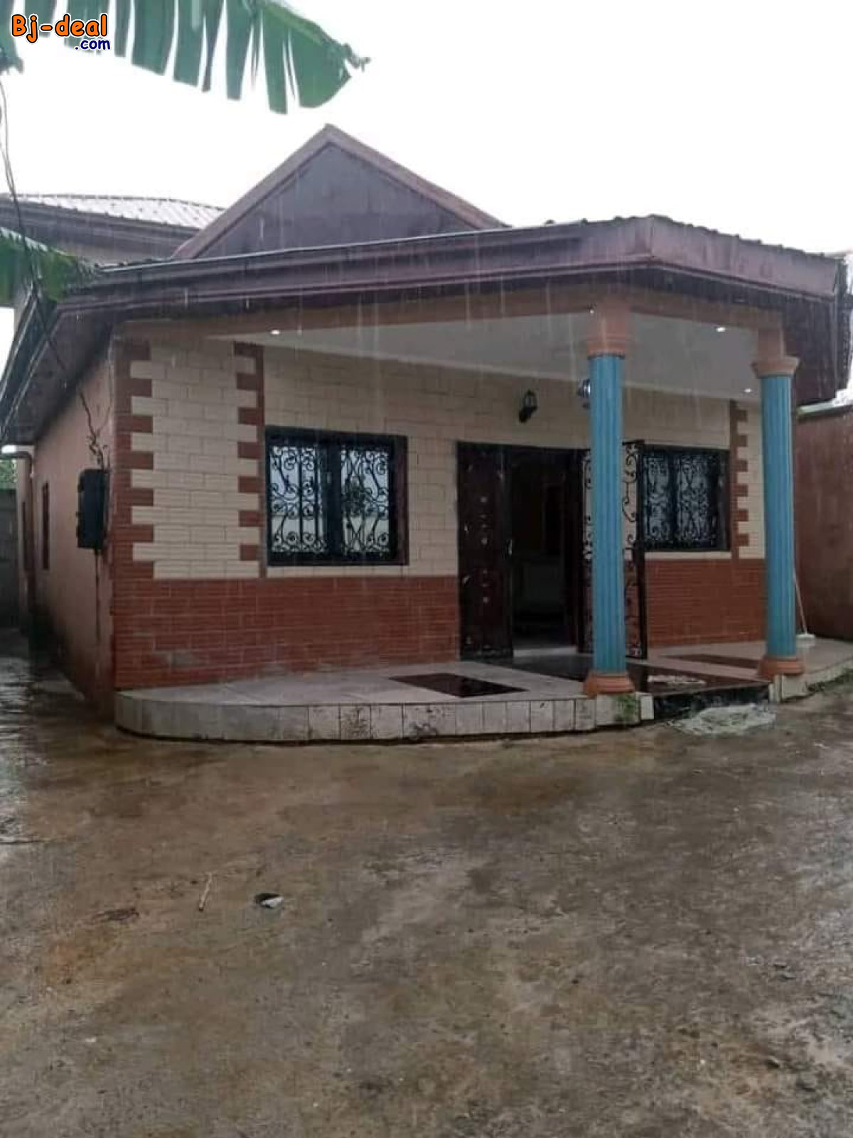 Main image of Jolie villa titrée avec piscine parking à vendre à Mbankolo caractéristiques