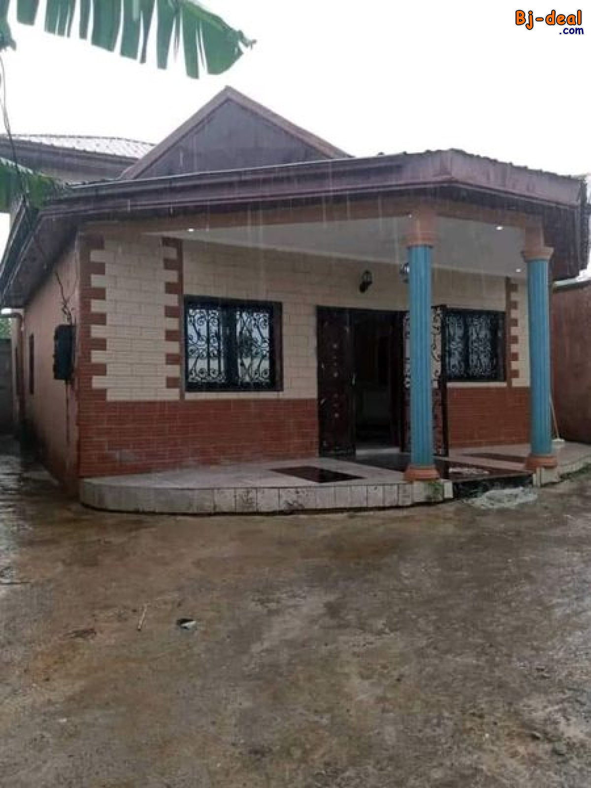 Main image of Jolie villa titrée à vendre à Mbankolo avec piscine parking