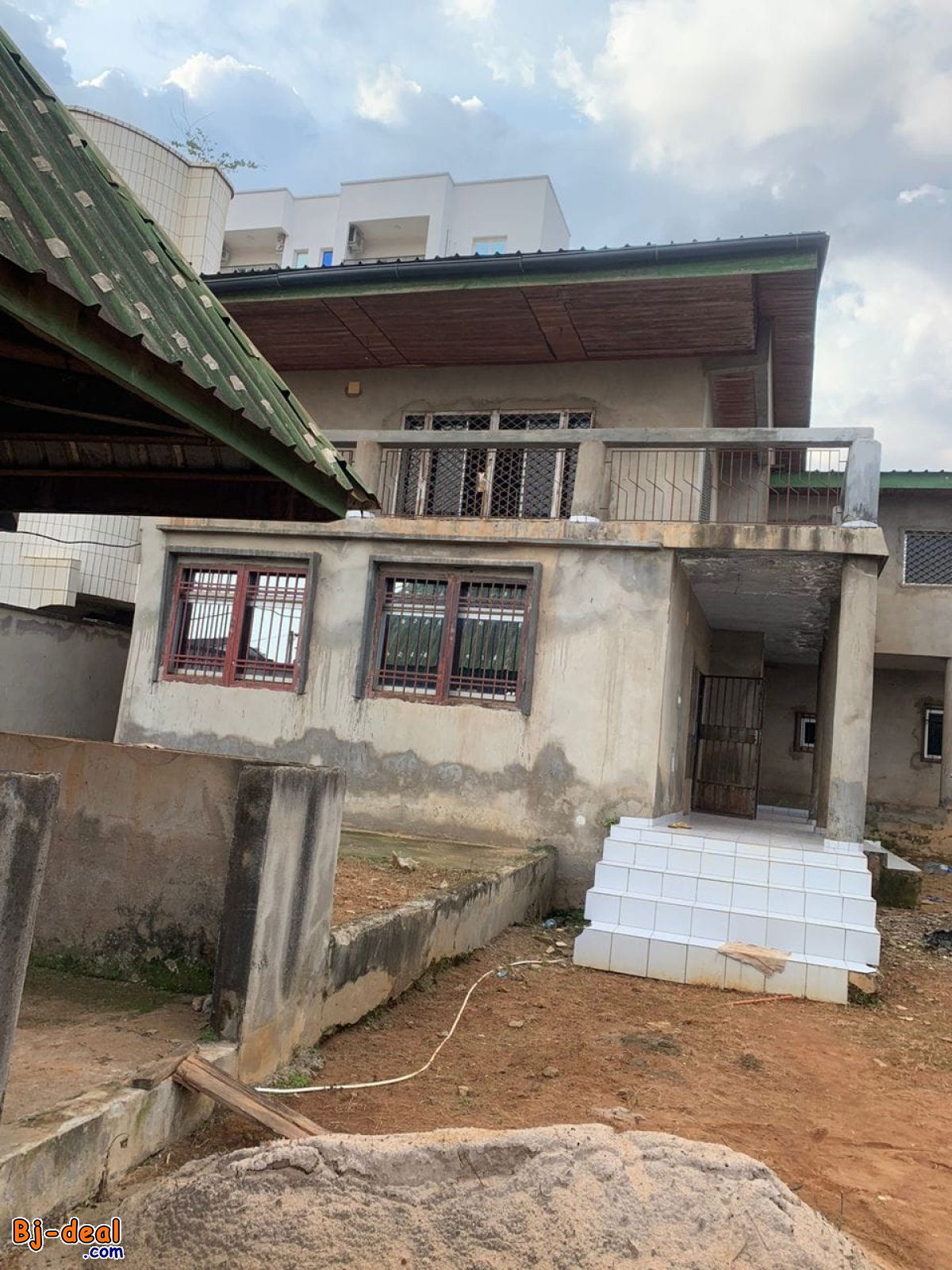 Main image of Duplex titré inachevé à vendre à Omnisports Yaoundé bordure de goudron