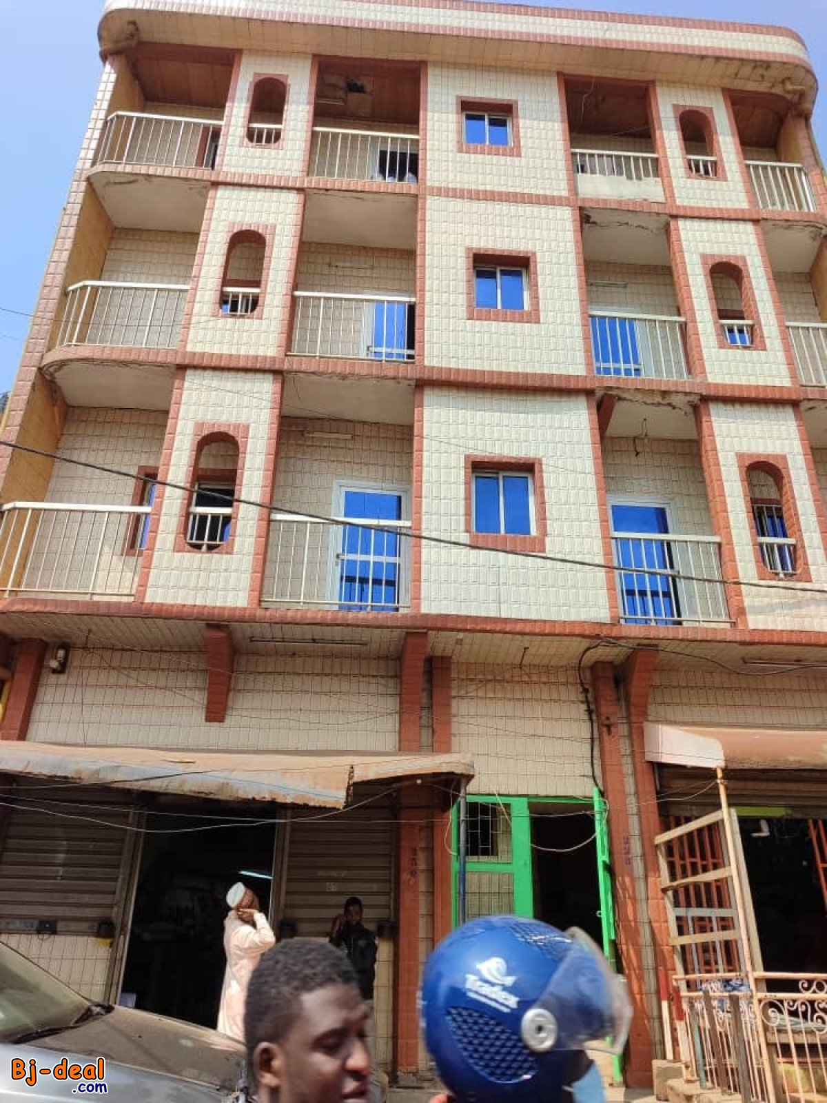 Main image of Immeuble titré de 6 studios 2 boutiques et un magasin à vendre à Tsinga