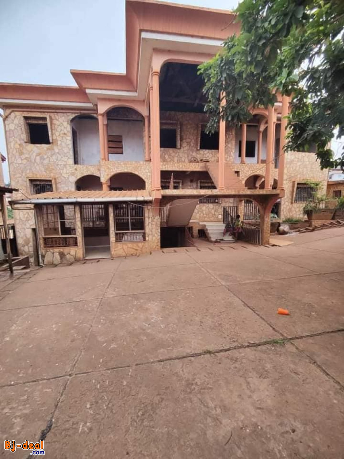 Main image of Triplex titré avec le dernier niveau inachevé parking  à vendre à Santa Barbara