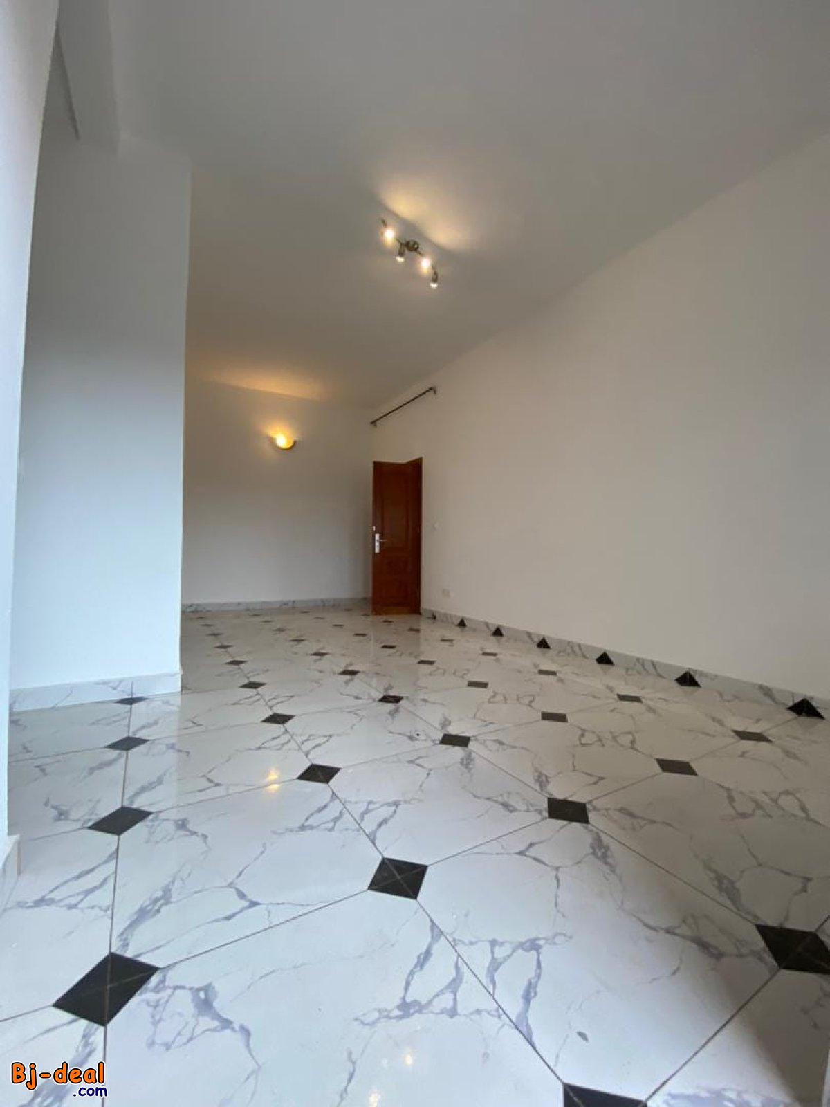 Image principale de Beau Studio avec gardien parking forage à Ahala Diderot