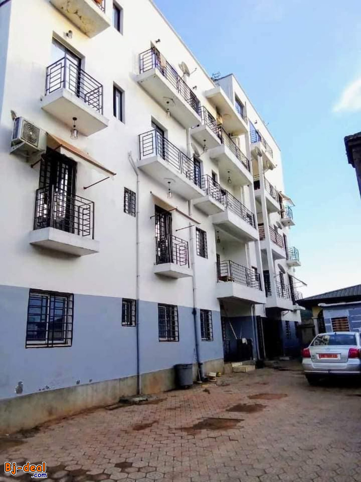 Image principale de Studio meublé haut standing à Bata Nlongkak bordure de route principale