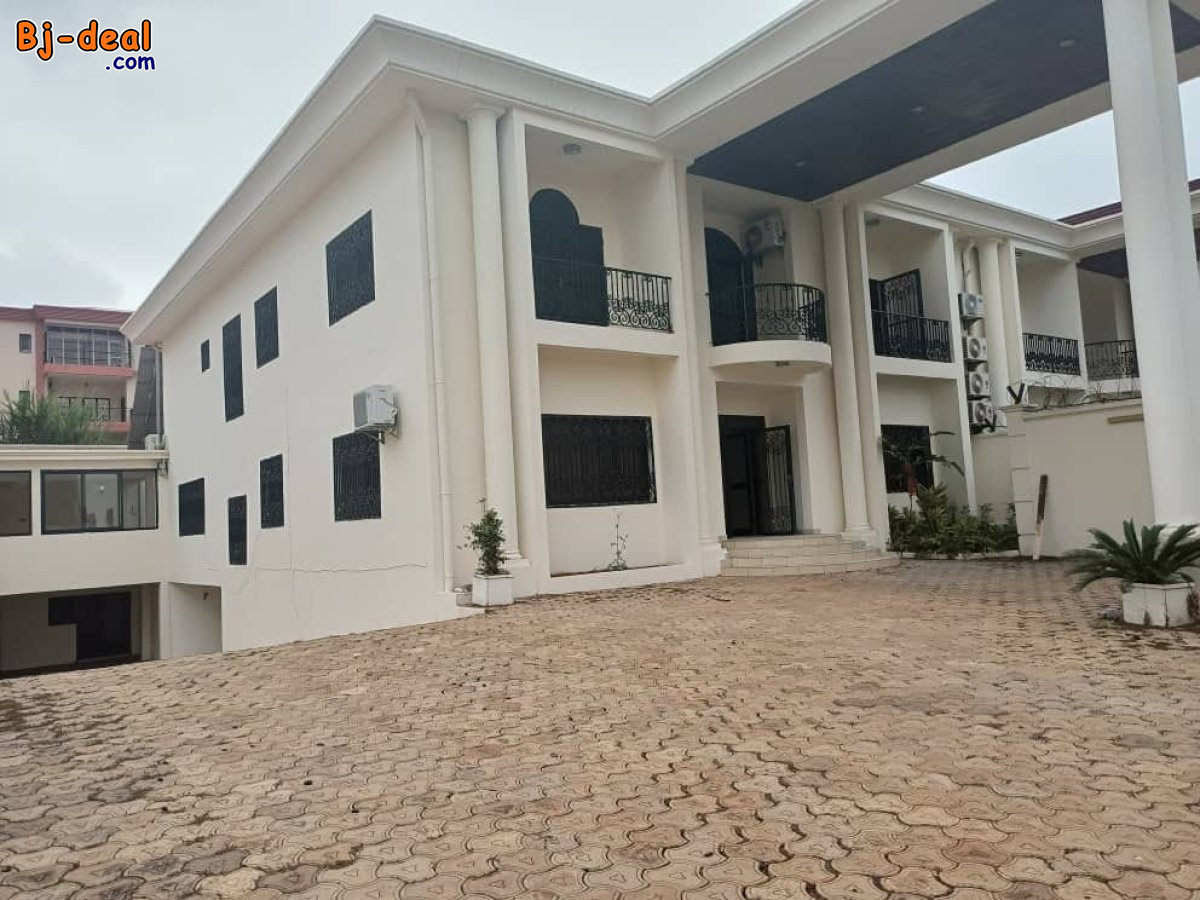 Main image of Vaste Duplex avec piscine salle de sport clim eau chaude parking baignoire à Bastos