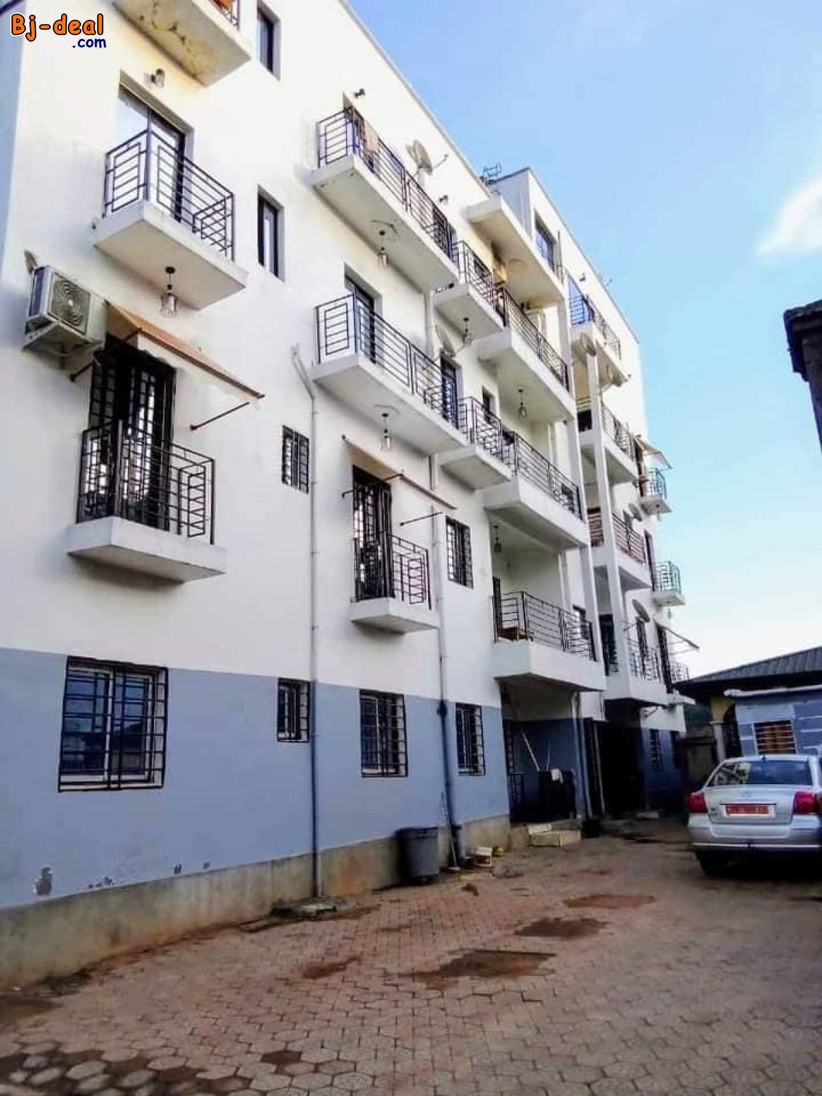 Image principale de Studio meublé haut standing à Bata Nlongkak bordure de route principale