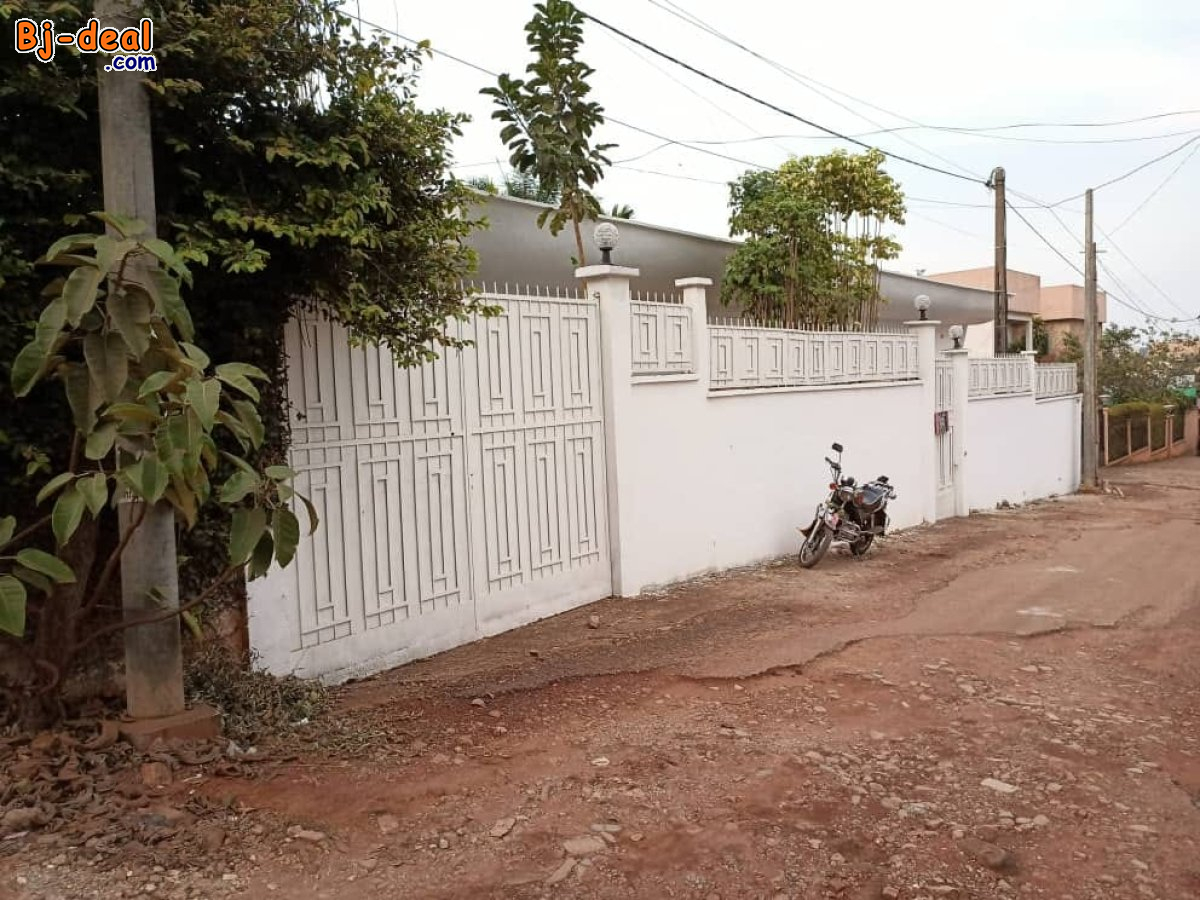 Image principale de Villa titrée avec piscine espace vert forage parking à vendre à Bastos