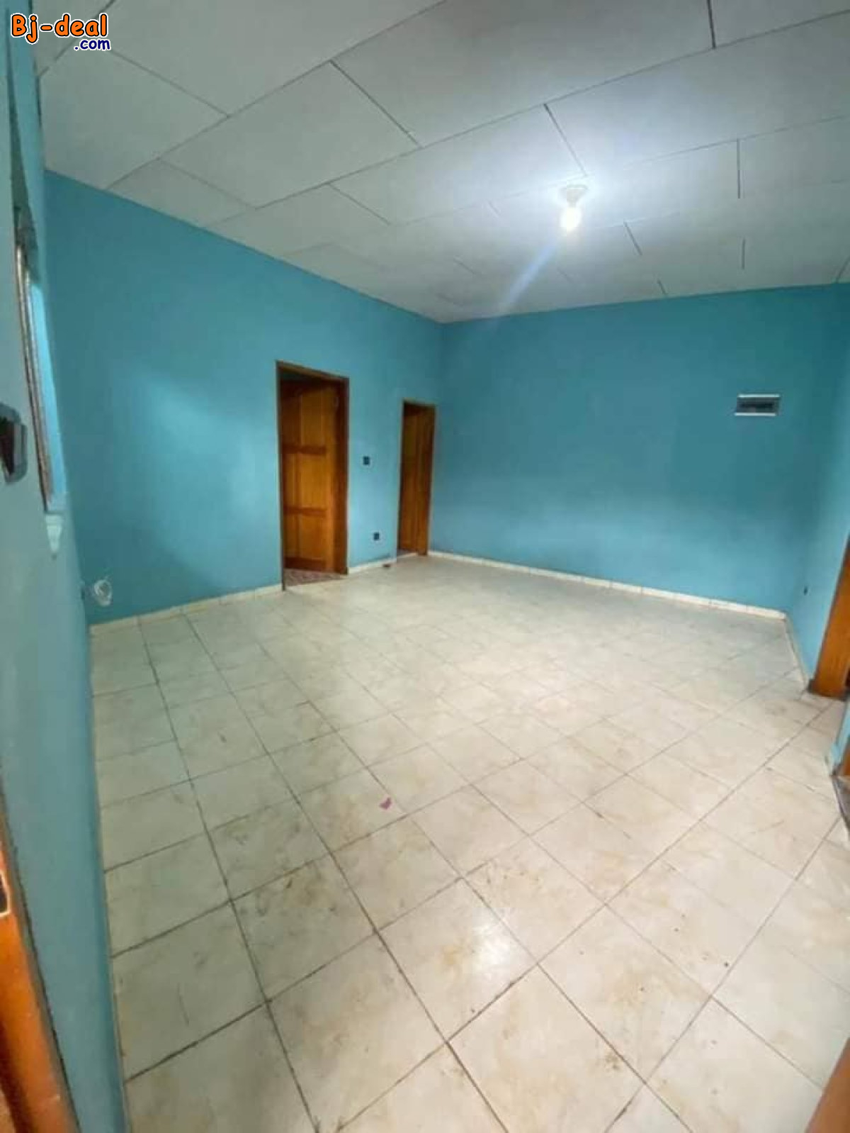 Image principale de Appartement avec gardien forage parking à Odza petit marché.Moto 150F