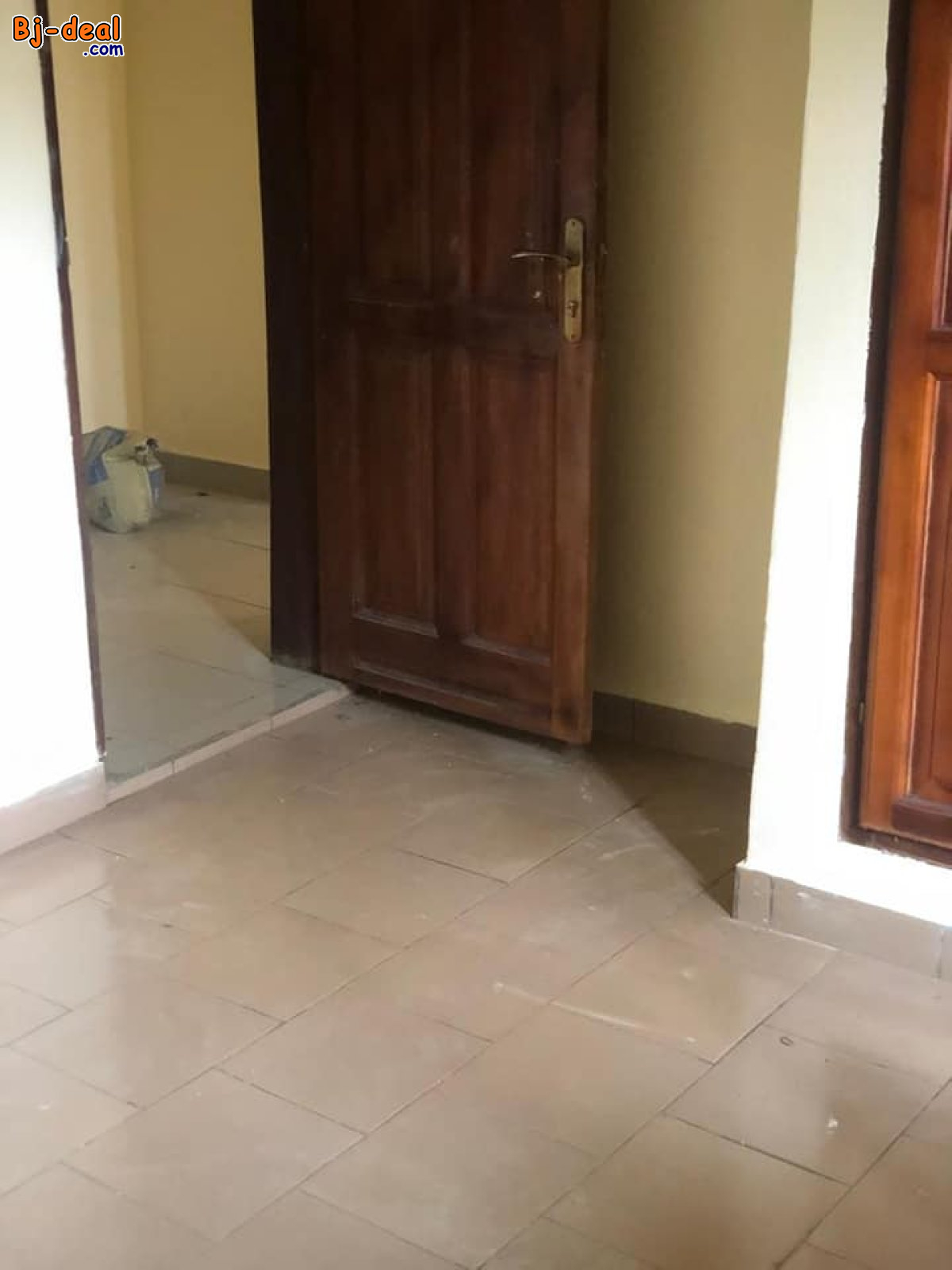 Image principale de Studio avec parking forage à Nkoabang.