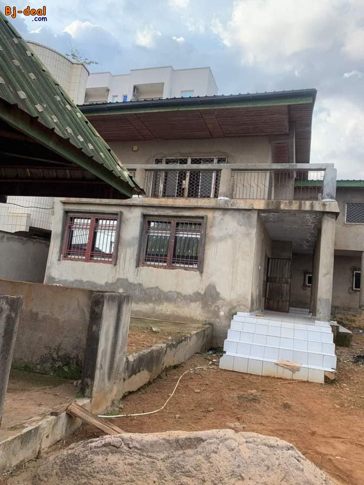 Main image of Duplex titré inachevé à vendre à Omnisports Yaoundé, bordure de goudron.