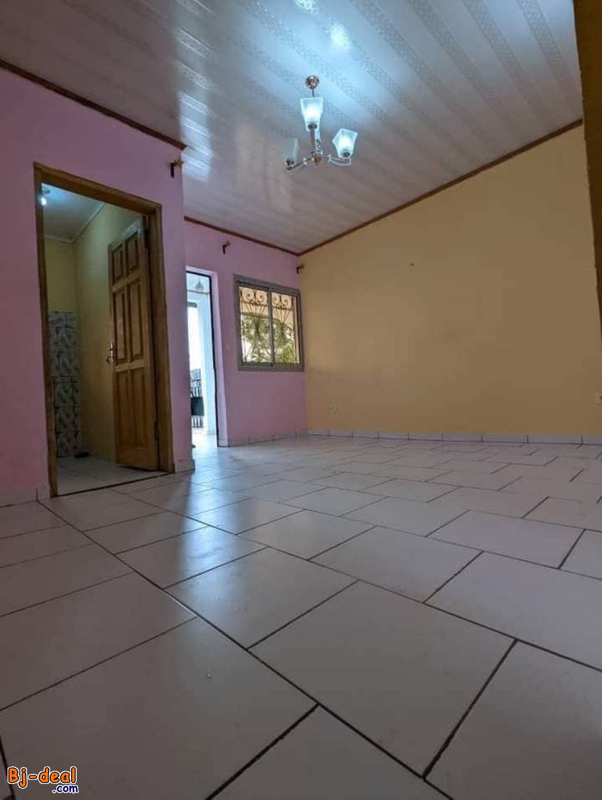 Image principale de Studio avec forage à Odza petit marché. Moto 100F