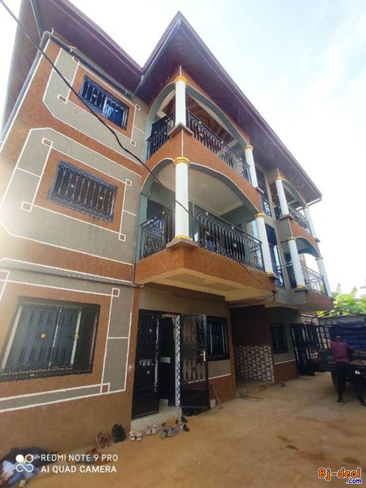 Image principale de Appartement avec parking forage à Odza Mehanda. Moto