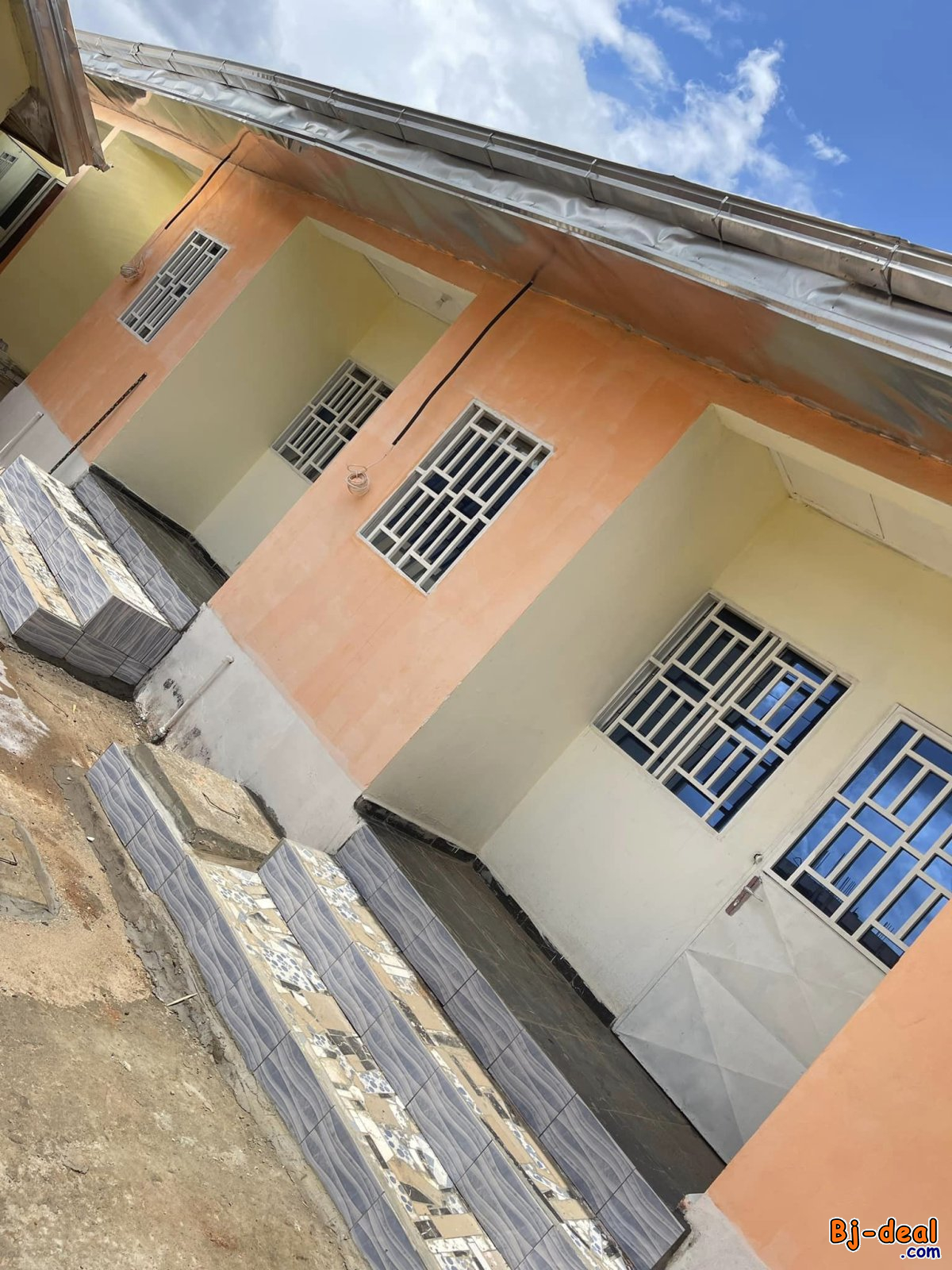 Image principale de Studio avec forage parking à Nkoabang. Moto