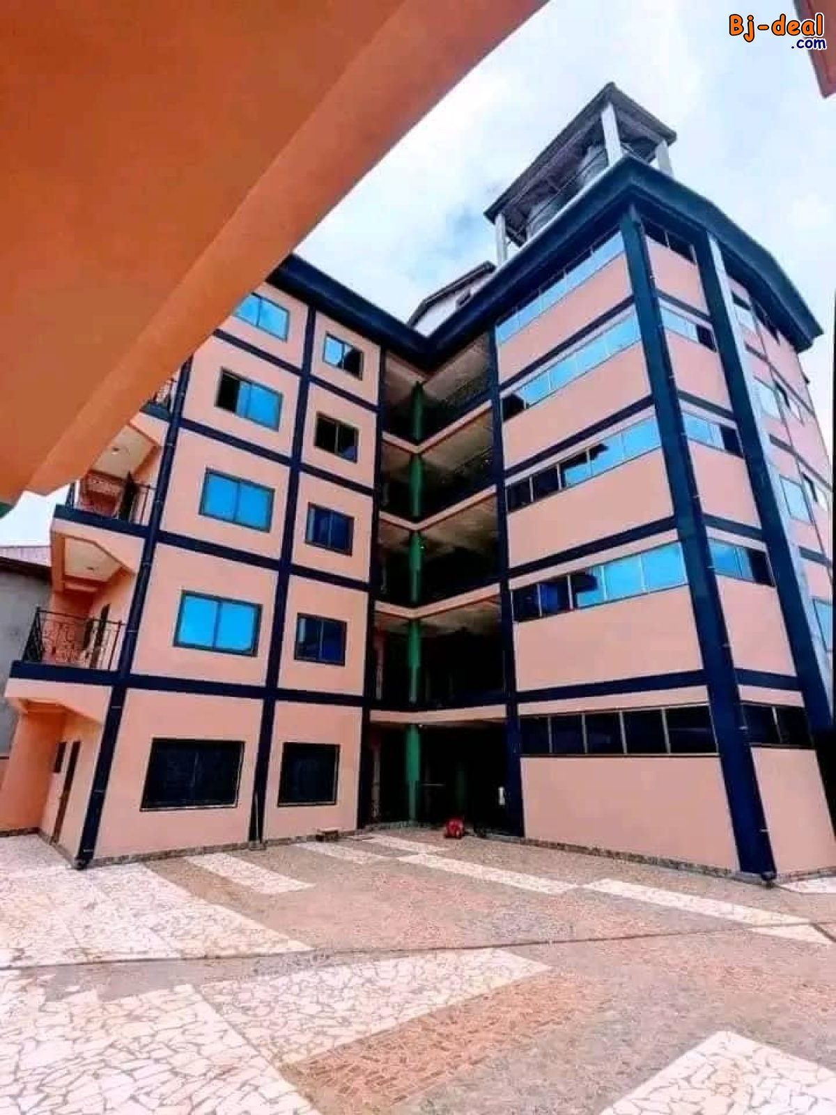 Image principale de Appartement haut standing avec gardien forage parking à Odza petit marché.Moto