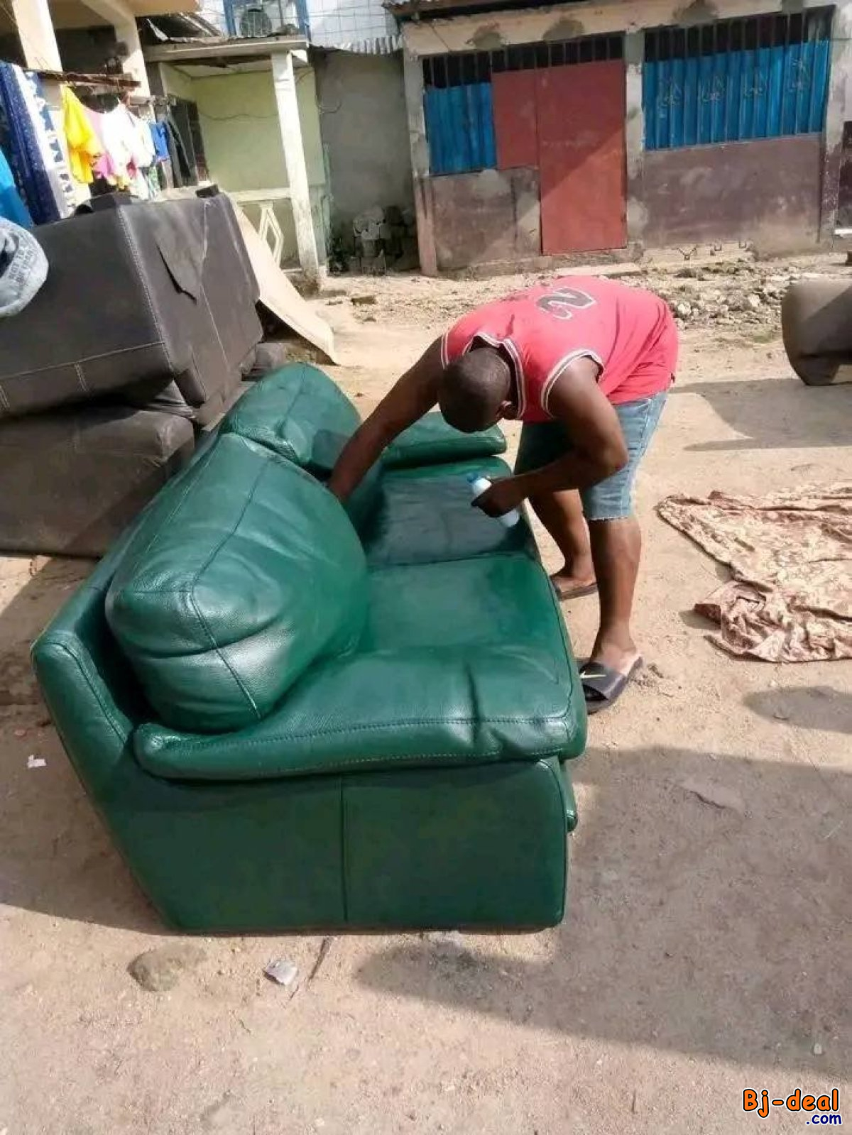 Main image of LAVAGE - ENTRETIEN ET RENOVATION SALON EN CUIR