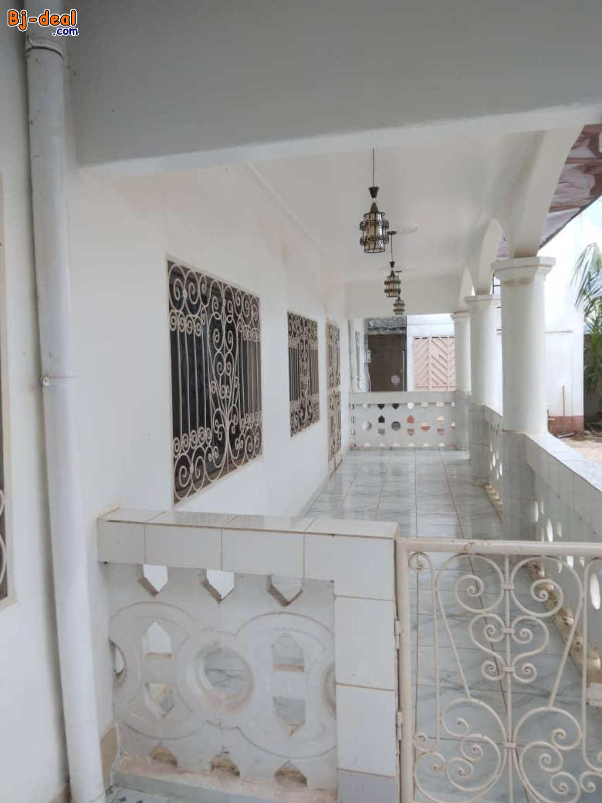 Image principale de MAISON  BLANCHE  à vendre à YAOUNDÉ  TSINGA VILLAGE 1 100 mètres carrés titrés.