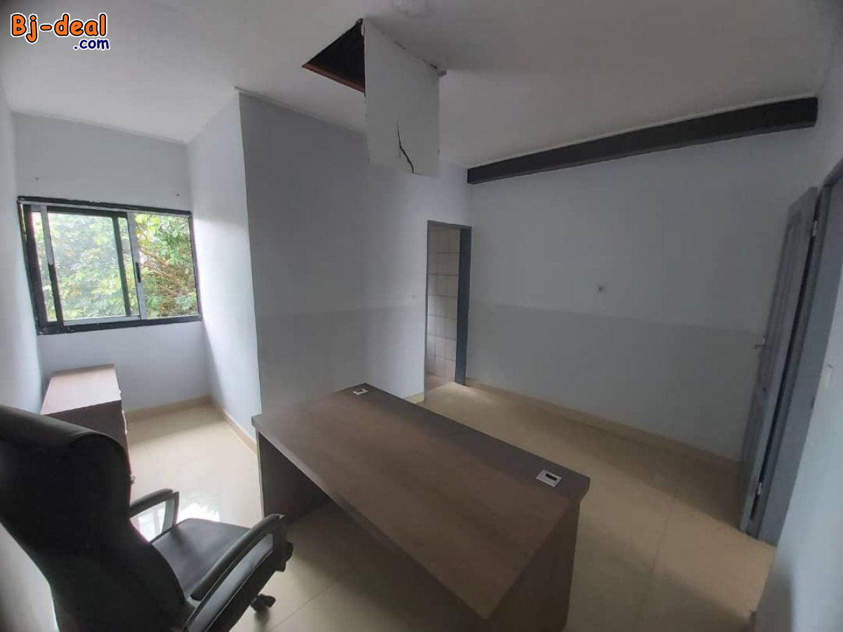 Main image of Bureau haut standing à louer à Elig-Essono en bordure de route principale