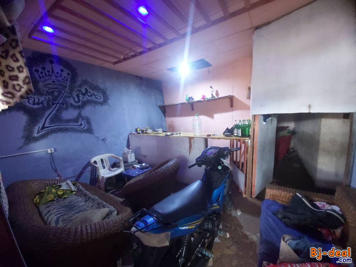 Image principale de Espace Commercial à louer en Bordure principale à Biyem-Assi