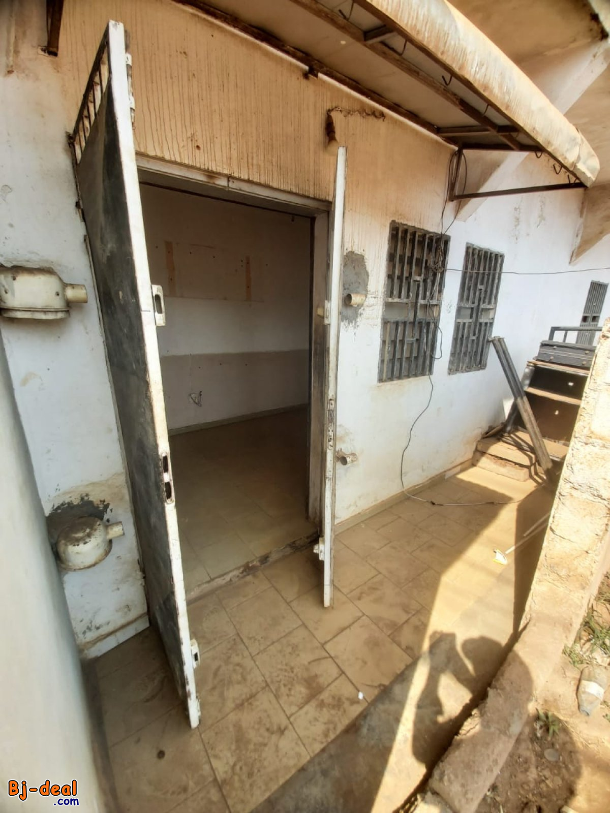 Image principale de Espace Commercial à louer à Biyem-Assi en Bordure de Route