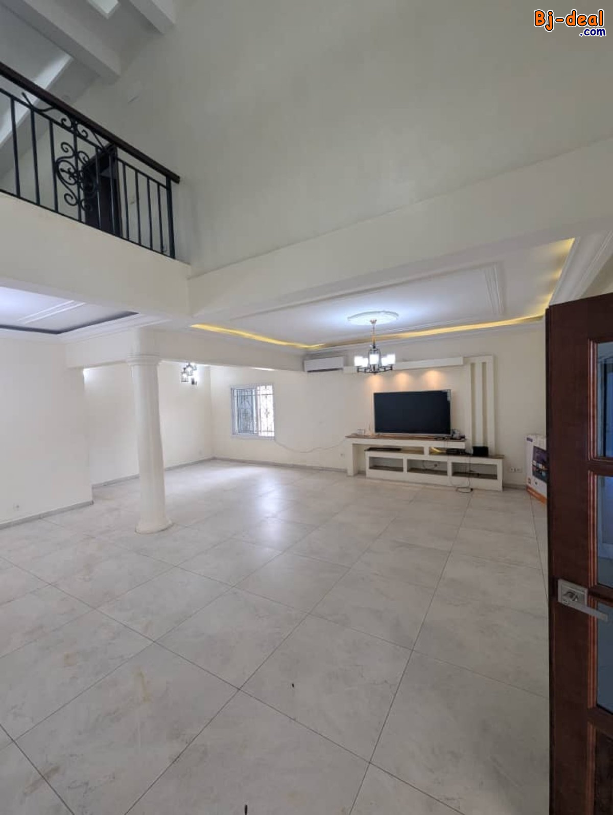 Image principale de Magnifique Duplex Climatisé à louer au Complexe BEAC