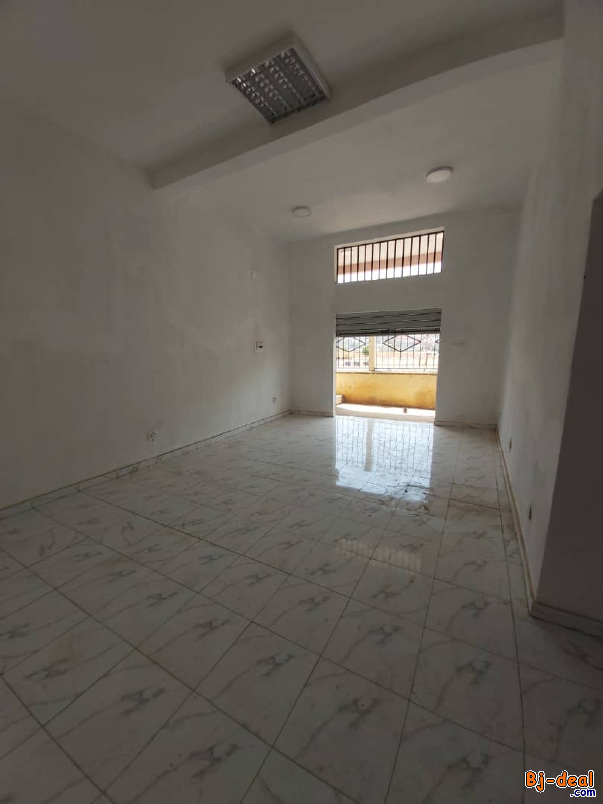 Image principale de Vaste Espace Commercial situé à Acacia