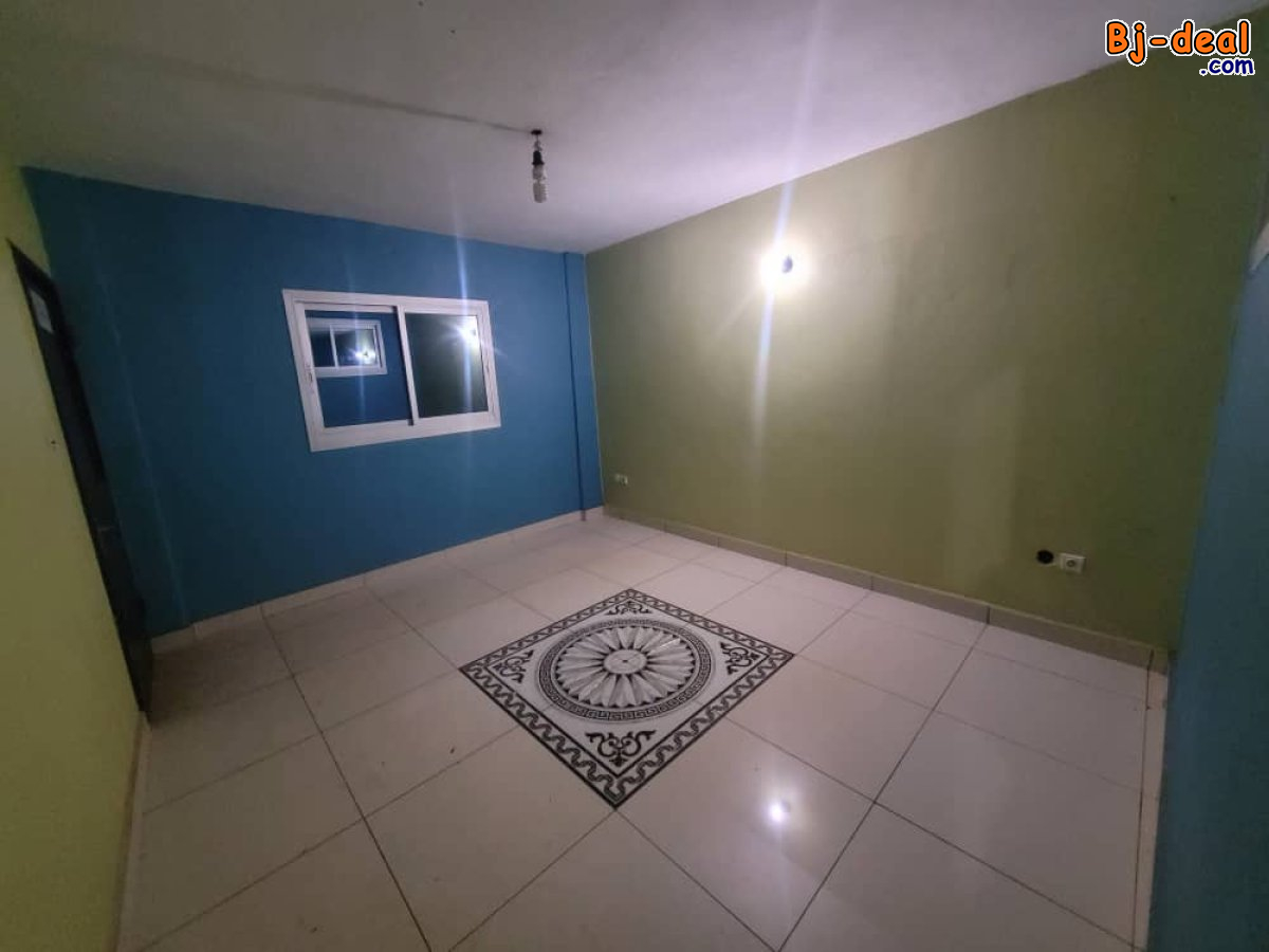 Image principale de Bureau Bon Standing Propre à louer à Biyem-Assi