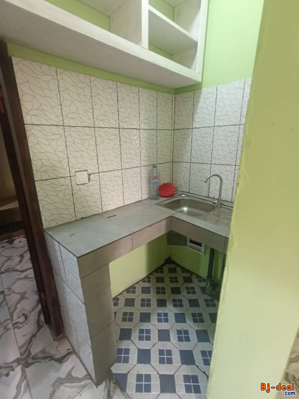 Image principale de Jolie Studio Bon Standing Vert Émeraude à Nkoabang