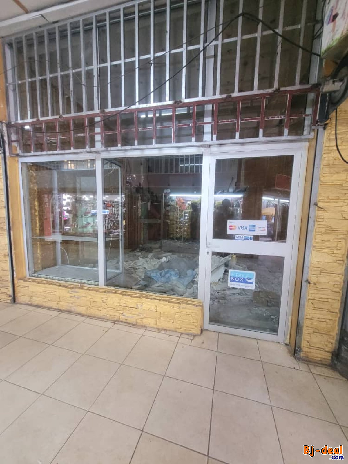 Image principale de Plusieurs Espaces Commerciaux à louer en plein Centre-Ville Yaoundé