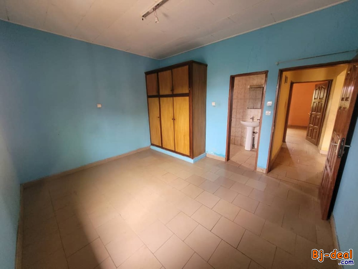 Image principale de 02 Appartements Bon Standing à louer à Awae Escalier