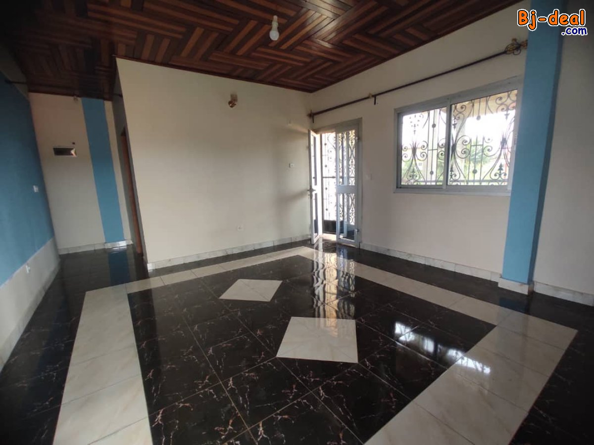 Image principale de Joli Appartement Bon Standing à louer à Awae Escalier