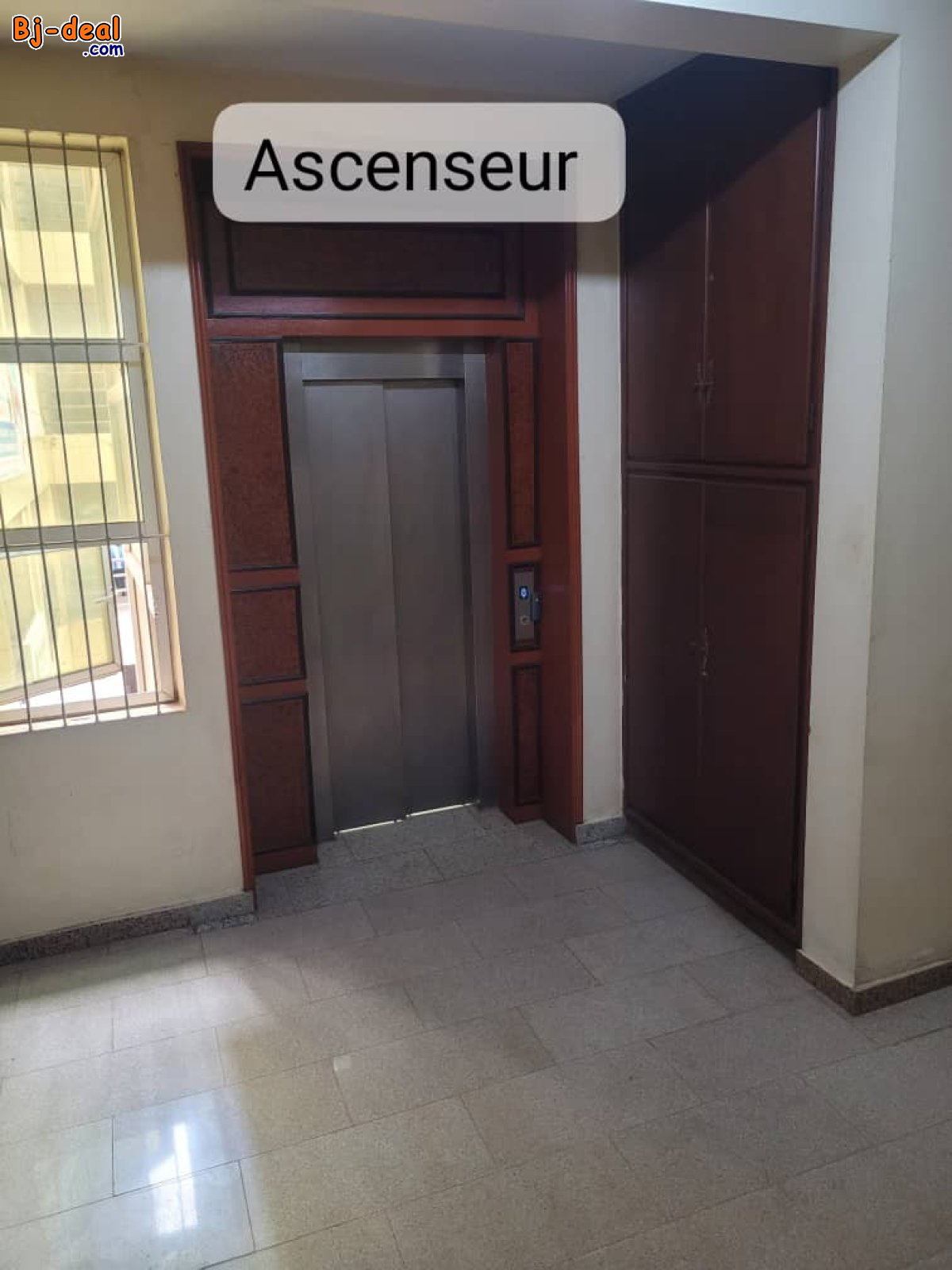 Main image of Joli Bureau Bon Standing avec Ascenseur au Centre-Ville Yaoundé