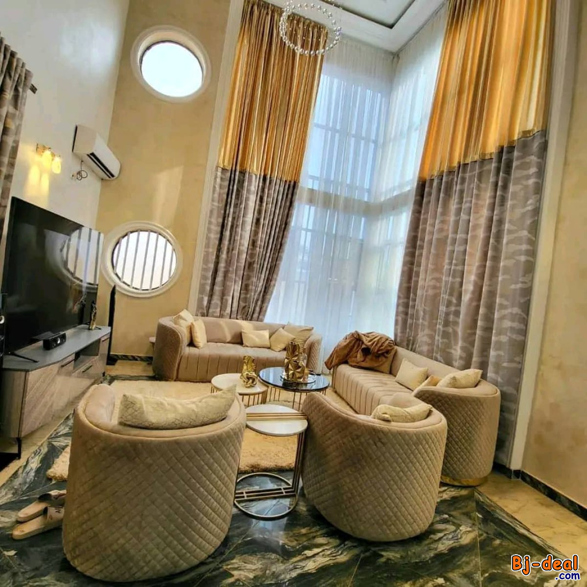 Main image of Luxueux Triplex VIP à vendre à Awae Escalier