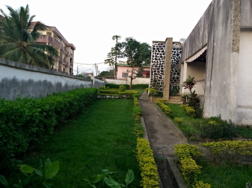 Main image of Grande villa titrée a vendre a omnisports