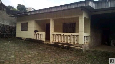 Image principale de Villa , moyen standing de 07 pièces sur une superficie de 300m2, à  vendre au quartier BASTOS