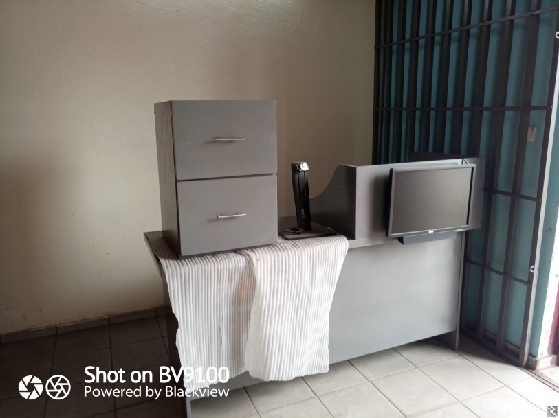 Image principale de Vente table pour réception avec commode