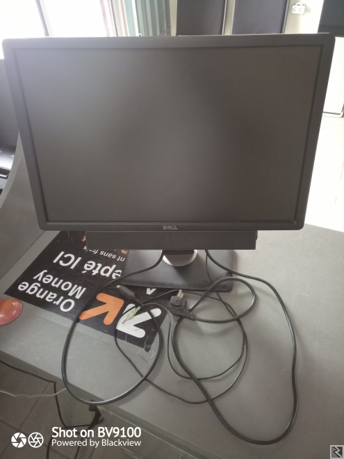 Main image of Écran Dell 22 Pouces avec baffles lumineux