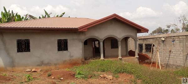 Main image of Maison titrée sur 500m2 à  vendre à  Ebang