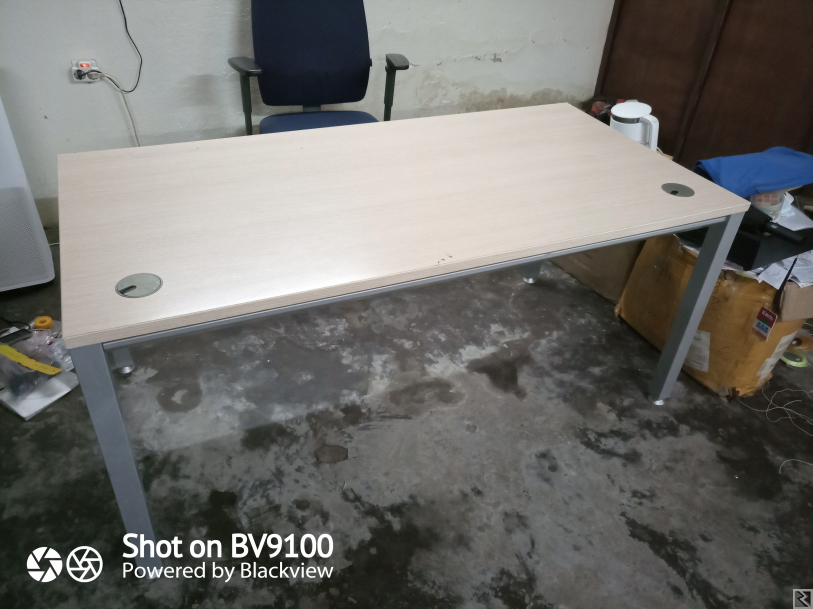 Main image of Vente d'une chaise et table de bureau de qualité