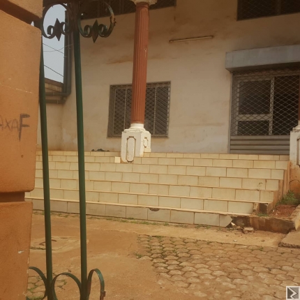 Image principale de AGENCE IMMOBILIERE Local commercial de 150m2 avec mezzanine, idéal pour une salle de sports, un glacier moderne, un institut de beauté etc