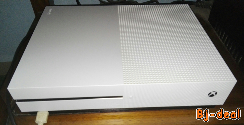 Main image of Xbox one s pratiquement Neuf à vendre